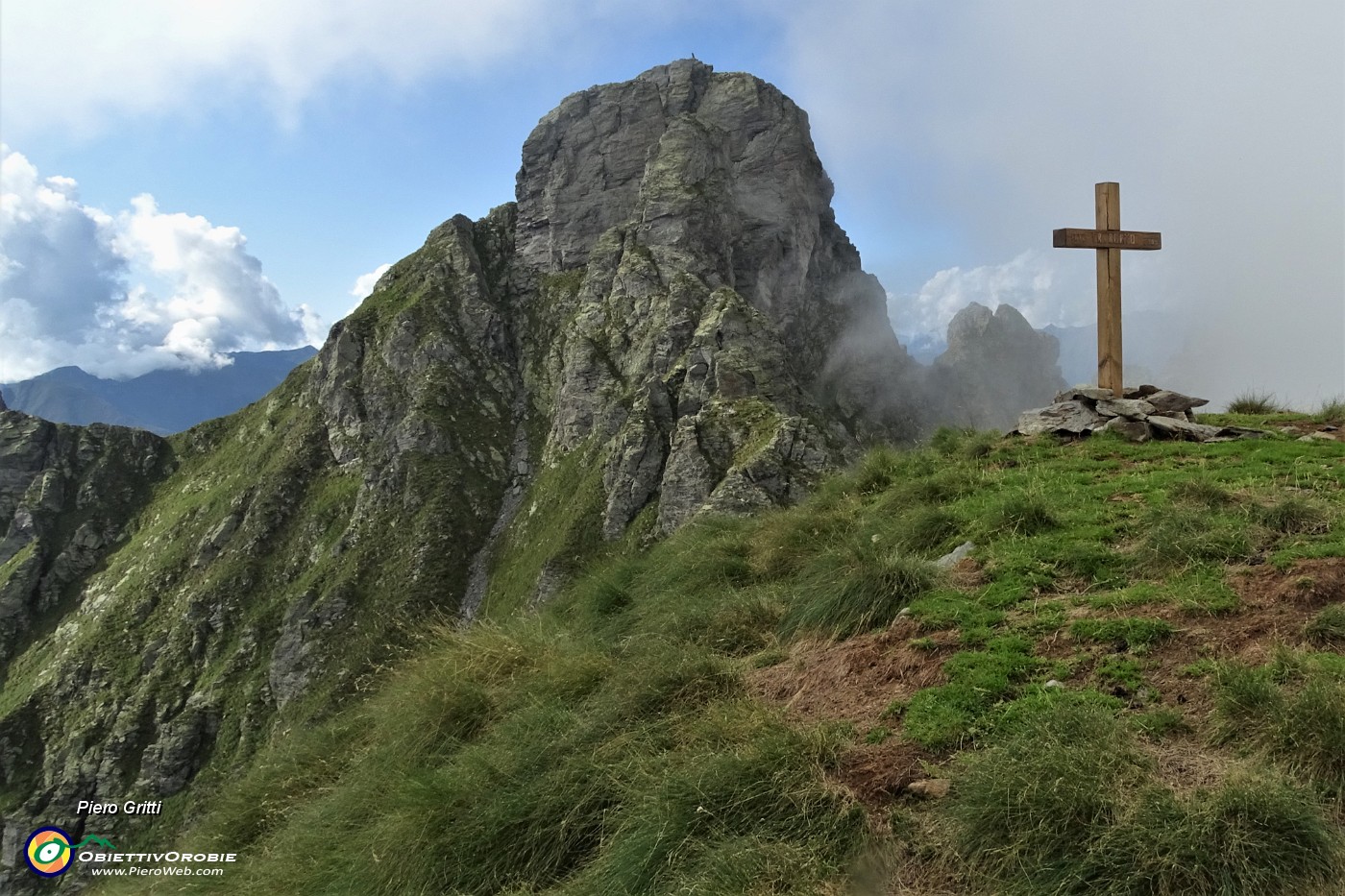 84 La recente lignea croce di vetta del Monte Tribotoi (2309 m) si staglia di fronte al roccioso  Valletto.JPG